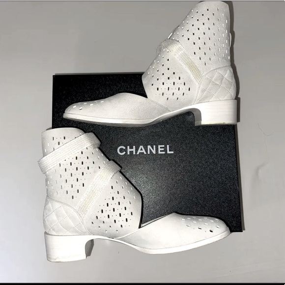 AUTHENTIC CHANEL 17S PERFORATED SUEDE WHITE SHORT BOOT $1125 42EU/12US - Picture 5 of 11